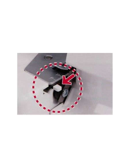 Con la Tagliacuci Juki MO-644D per realizzare Orli Arrotolati perfetti basta spostare una linguetta