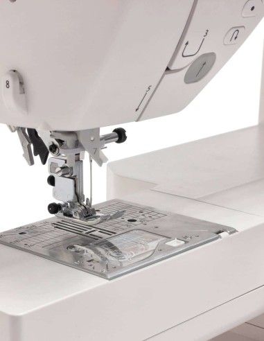 The integrated double transport of the Juki NX7 prevents wrinkles and allows perfect stitching even on leather