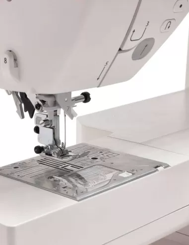 The integrated double transport of the Juki NX7 prevents wrinkles and allows perfect stitching even on leather