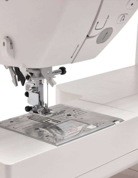 The integrated double transport of the Juki NX7 prevents wrinkles and allows perfect stitching even on leather