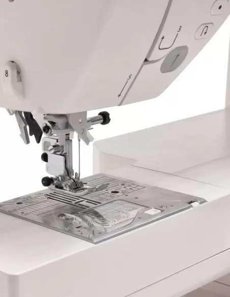The integrated double transport of the Juki NX7 prevents wrinkles and allows perfect stitching even on leather