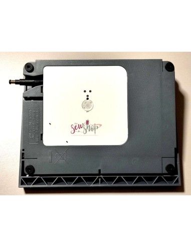 El enrollador de cable automático es muy práctico para mantener siempre bien protegido el cable del pedal de tu máquina Pfaff.