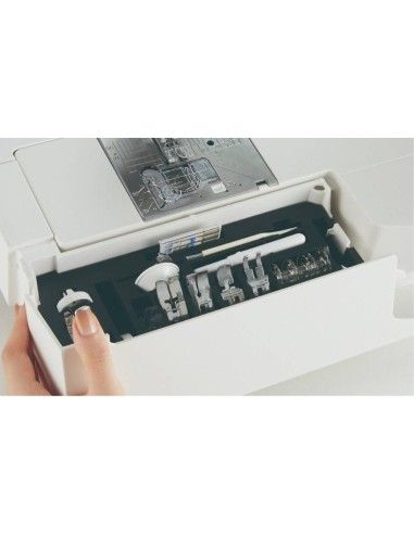 Box porta-accessori sempre a portata di mano sulla Juki UX8