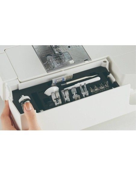 Box porta-accessori sempre a portata di mano sulla Juki UX8