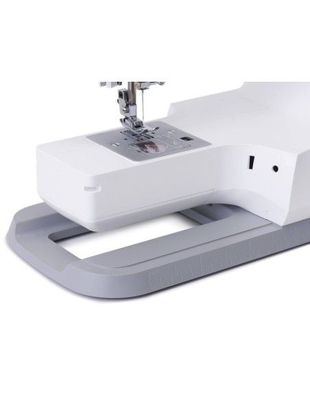 Braccio libero e sgancio veloce della griffa facilitano il cucito di tutti i giorni