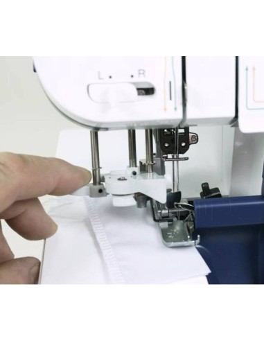 Infila ago incorporato sulla tagliacuce Brother 4234D