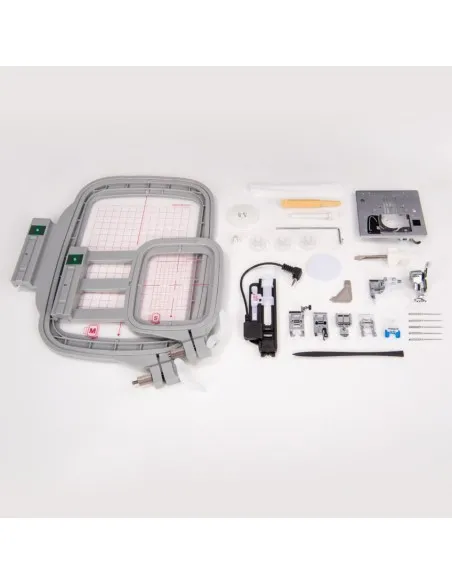 La gamme d'accessoires fournis avec le Necchi NE210 comprend 2 cadres, le pied boutonnière électronique et bien plus encore.