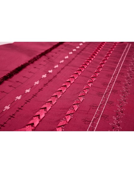 Las puntadas de cinta, apiladas, flotantes, radiantes y con borde de encaje se logran fácilmente con Quilt Expression 725