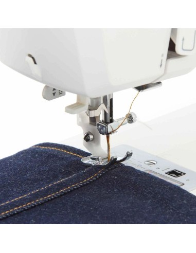 Grazie alla elevata forza di penetrazione dell'ago Onyx 30 cuce anche l'rolo dei jeans senza difficoltà