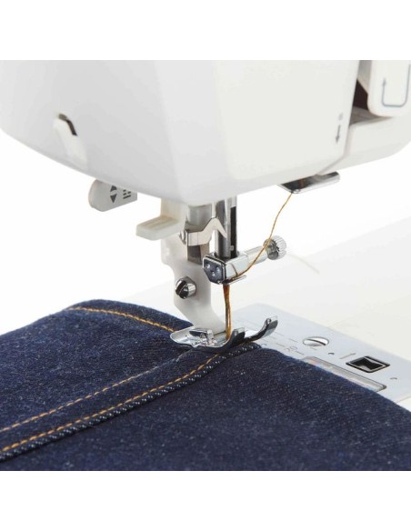 Gracias al poder de penetración de la aguja Onyx 30, también cose el dobladillo de los pantalones vaqueros sin dificultad.