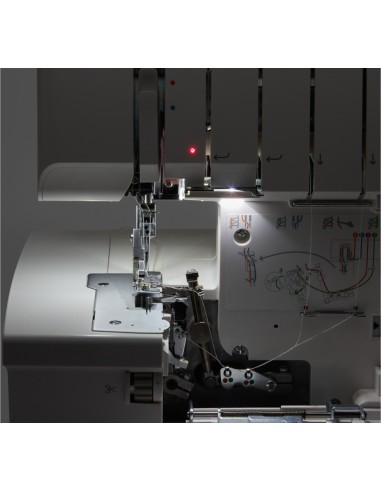La tagliacuce Singer S0605 illumina con Led l'area crochet per facilitare l'infilatura.