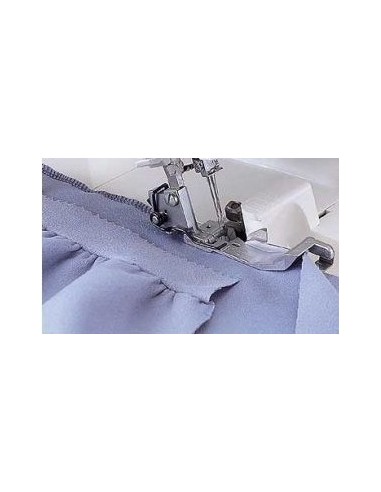 Il piedino arricciatore per Tagliacuci Necchi permette di creare balze e volant fissandoli in unica operazione al tuo abito