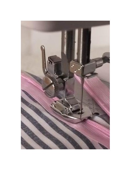 Questo piedino consente di applicare professionalmente le Cerniere Lampo Invisibili con la tua Macchina per Cucire
