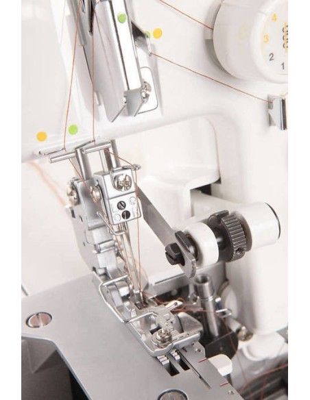 Le couteau est facilement débrayable pour les coutures décoratives sur la surjeteuse Juki MO644D