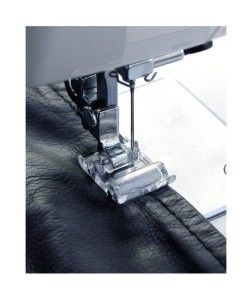 Il piedino con rulli è adatto per tessuti poco scorrevoli come pelle, similpelle e plastificati