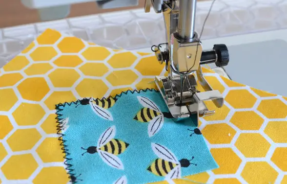 Un’idea semplice da realizzare con la macchina da cucire: la bustina porta tutto