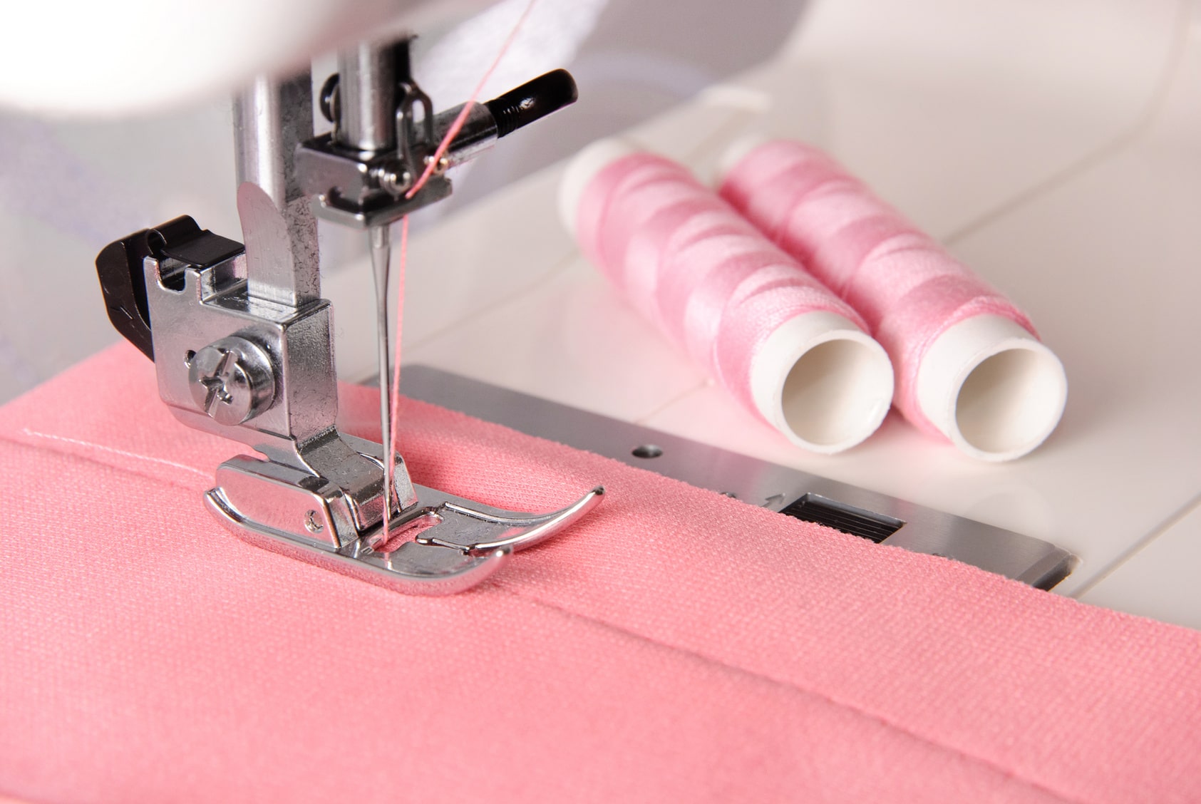 Cómo hacer el dobladillo de una colcha con máquinas de coser