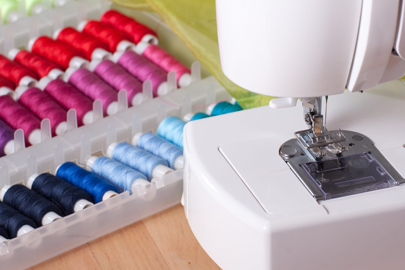Cómo utilizar una mini máquina de coser: guía