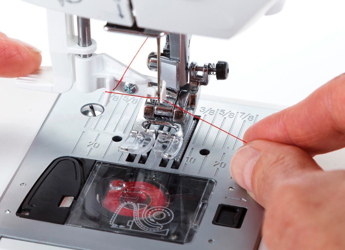 Si tu máquina de coser Singer no funciona a la perfección, comprueba siempre que esté enhebrada correctamente Si tu máquina de coser Singer no funciona a la perfección, comprueba siempre que esté enhebrada correctamente