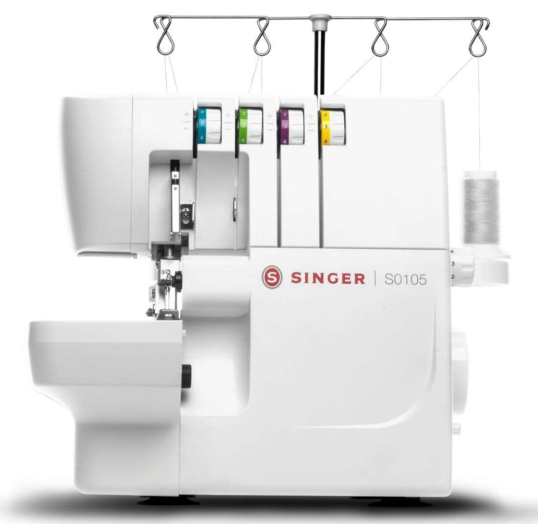 Remalladora Singer S0105 con cuatro bobinas y guías de hilo de colores. Remalladora Singer S0105 con cuatro bobinas y guías de hilo de colores.
